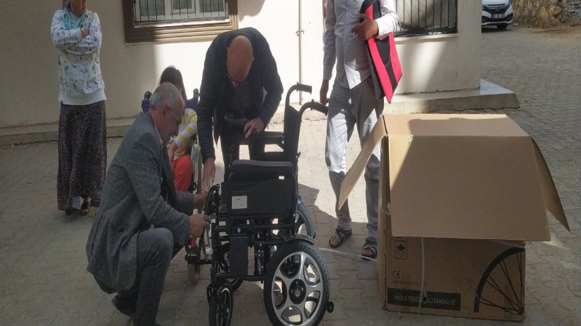 Öğrencimize akülü tekerlekli sandalye hediye edildi.