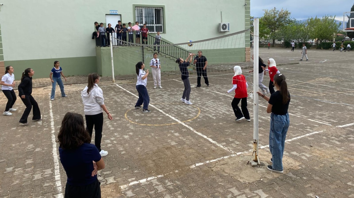OKULUMUZDA SINIFLAR ARASI VOLEYBOL TURNUVASI YAPILDI